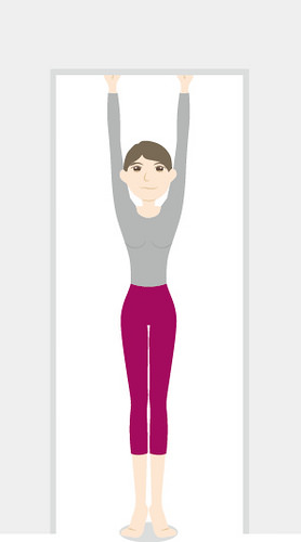 動作1：在雙手舉高拉著門框，做類似拉單槓的動作