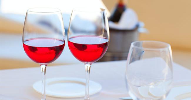最新研究：喝紅酒可能有助保護血管、減輕菸害