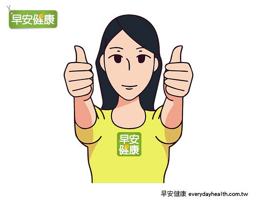 STEP1.雙手豎起拇指,打開與肩同寬。