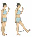 手扶牆壁擺動大腿做運動，練習走路的正確動作。