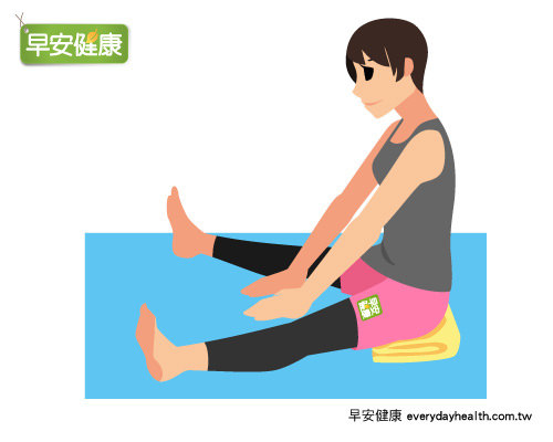 張腳向前趴的伸展運動有助增加身體左右活動性與柔軟度