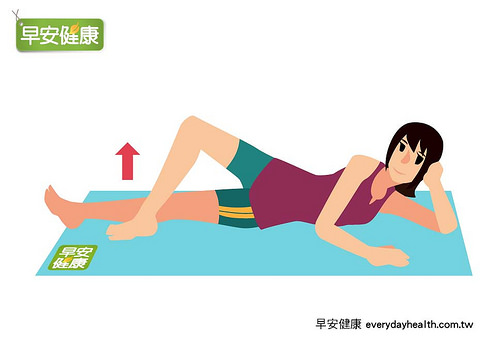 每天橫躺抬腿三分鐘，骨盆回正、下半身跟著瘦！