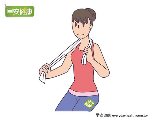 用毛巾摩擦後頸部，改善血液循環。