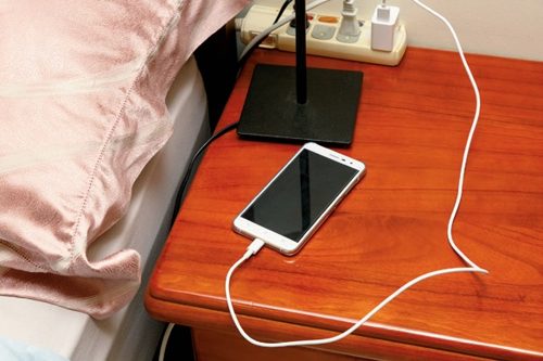 手機勿床頭充電