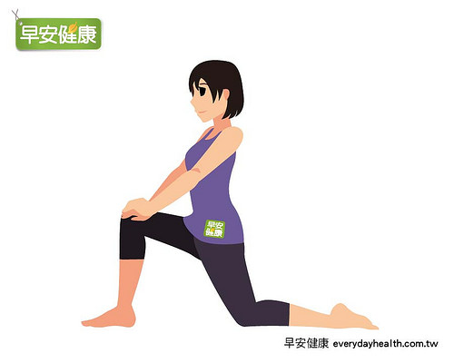 雙膝跪地後右腳往前踏，左腳膝蓋往後伸展，幫助促進循環