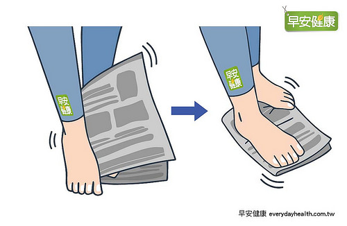 用平常少用的雙腳腳趾摺疊報紙，能夠刺激神經、活化大腦。