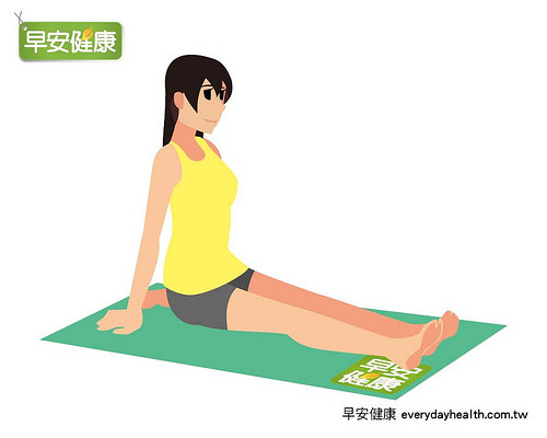 坐在地上並且伸直雙腿，將身體的重心放在屁股上。