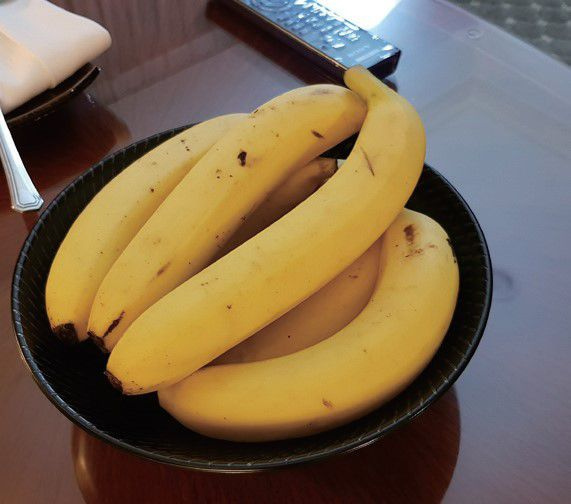 100公克的香蕉，熱量只有87至100大卡，搭配一杯250cc的開水，能增加飽足感、幫助排便。