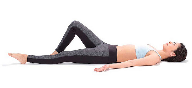 曲膝抬腿瘦小腹：增加與地板接觸的面積，穩定身體