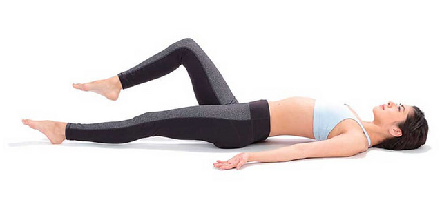 曲膝抬腿瘦小腹：增加與地板接觸的面積，腰部不能後仰