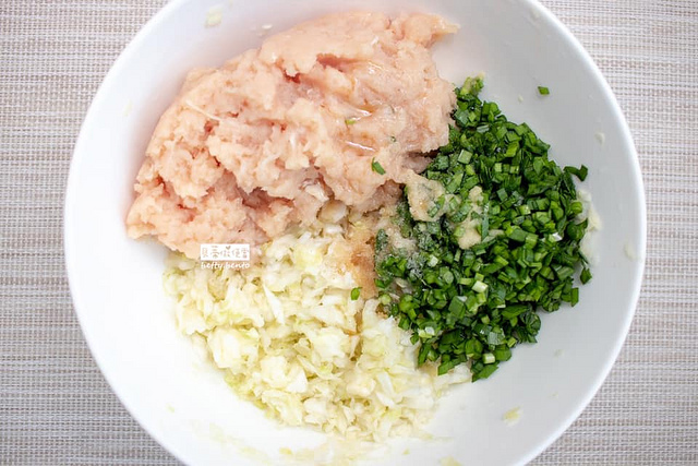 將雞胸肉以刀切碎、韭菜切細，加入擠乾水份的高麗菜、雞絞肉、韭菜，加入調味料，全部一起攪拌至出現黏性為止