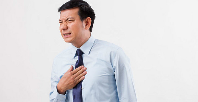 食道癌可能症狀：喉嚨不舒服、吞嚥有異物感、咳血等