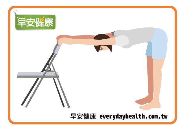 手扶椅背左右扭腰消除疲勞防腰痛