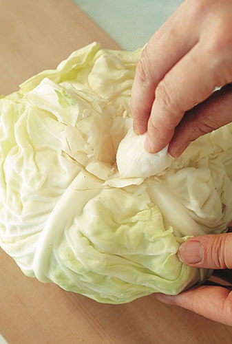 高麗菜保鮮：挖除高麗菜芯，塞入濕的廚房紙巾