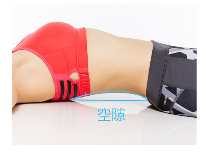 鍛鍊腹直肌時，如果仰躺時腰部出現空隙，過度彎曲的脊椎會導致下背痛。