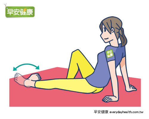 放鬆髖關節伸展操：坐著轉動腳踝