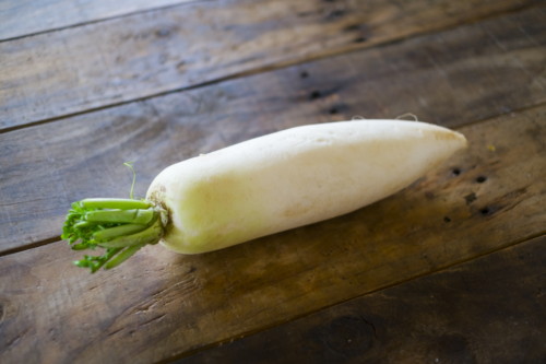 預防肺癌可以吃白色蔬果，其含有花黃素具有溫熱性質，可緩解咳嗽、去痰。