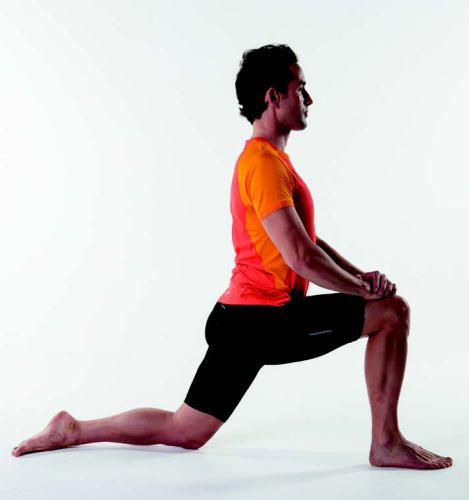 減緩下背痛的伸展運動-低弓步蹲