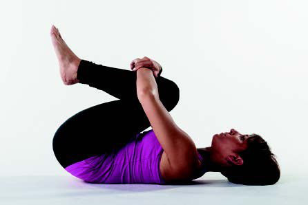 減輕下背痛的運動-雙腿抱胸
