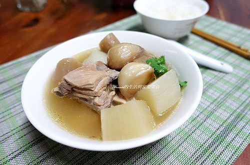 不加一滴調味料！達人教你做止咳抗感冒蘿蔔蒜頭雞湯