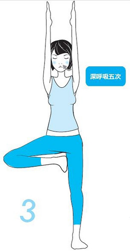 吸氣。用鼻子慢慢吸氣,同時雙手向上伸展,手掌打開,指尖朝上。 雙手打直。想像雙手向上延伸。同時配合深呼吸5次。