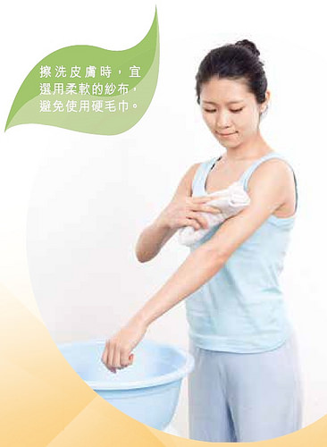 擦洗皮膚時,宜選用柔軟的紗布,避免使用硬毛巾。