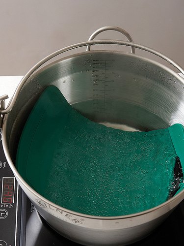 煮沸水清洗矽膠砧板