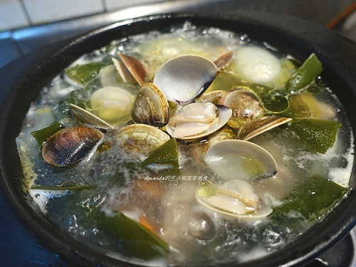 養髮、消水腫，女性必吃！料理達人教你煮蛤蜊海帶雞湯
