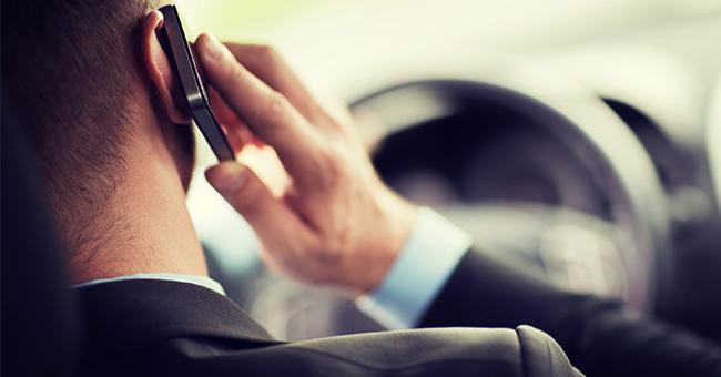 開車講電話用免持就沒事？研究：追撞風險仍可能增加
