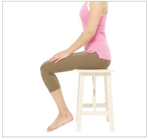 椎間盤突出患者坐著時要打直腰部。
