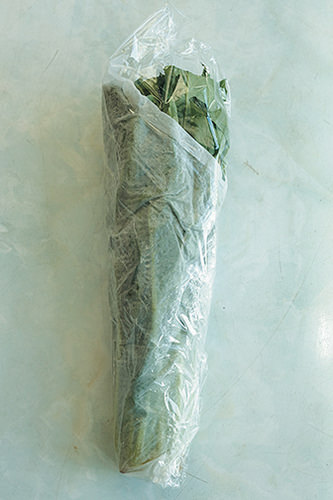 葉菜類保鮮：以沾濕的廚房紙巾， 將食材包裹起來