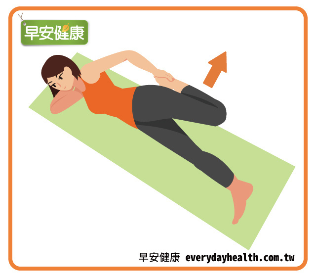 側躺手拉腳踝伸展大腿前側改善腰痛