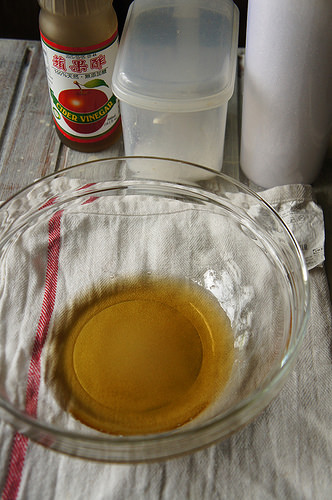 醋可以選白酒醋或紅酒醋或蘋果醋，我用的是穀盛的蘋果醋。(其實淡色的醋都可以，不要用烏醋或巴沙米可就好^^)，將醋與水、鹽、糖調勻