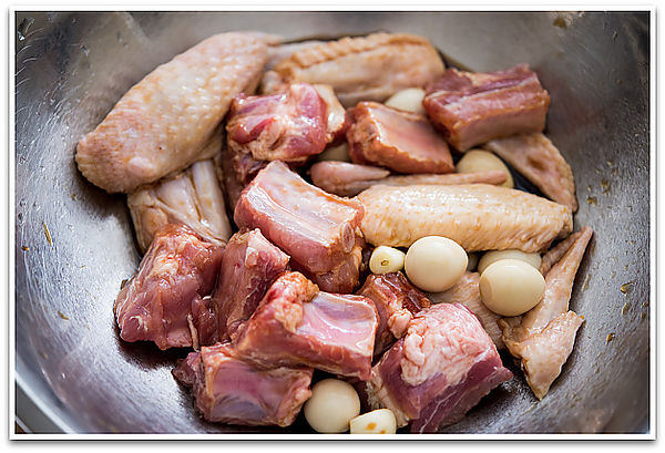 佛跳牆做法：烤箱預熱、芋頭切塊，用醬油和米酒醃過蒜頭、鳥蛋、排骨、雞翅