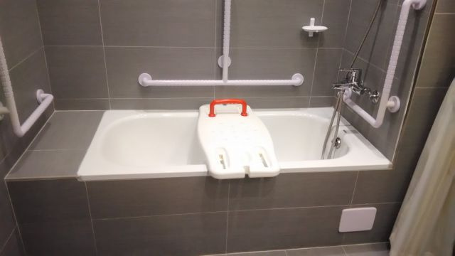 輪椅族洗澡時即使使用浴缸加板子，仍有安全之虞。