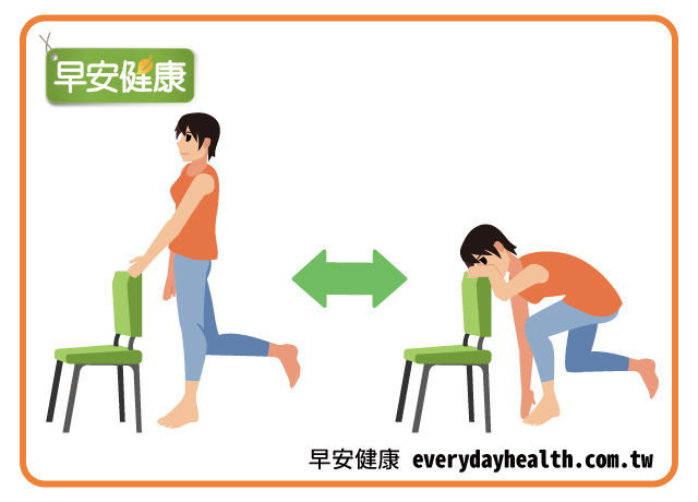 手扶椅背彎腰摸腳趾鍛鍊臀部改善腰痛