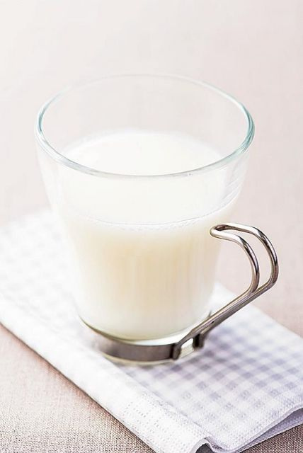 改善憂鬱飲食：睡前檸檬牛奶補充維生素C