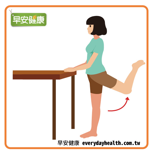 扶桌子向後抬腳鍛鍊臀腿肌肉提高基礎代謝
