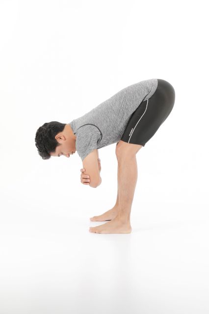偏頭痛改善瑜珈：站姿前彎式