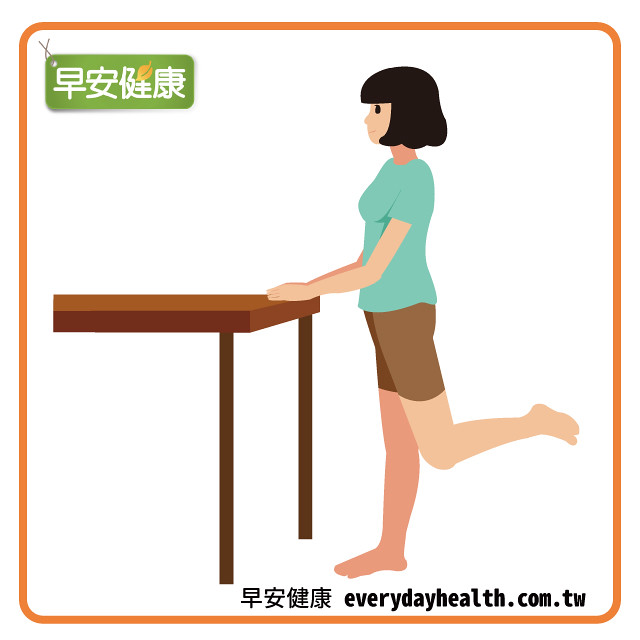 扶桌子向後抬腳鍛鍊臀腿肌肉提高基礎代謝