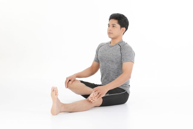 坐骨神經痛改善瑜珈：踝碰膝式