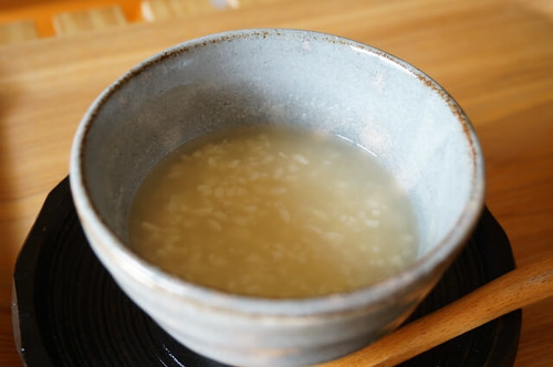 甘酒又稱甘粥，是一種日本傳統的家常甜味飲料，按照製法不同，或為稠狀、粥狀，可能不含或含有少於1％的微量酒精。（圖為一般所釀製之甘酒，故為白色）