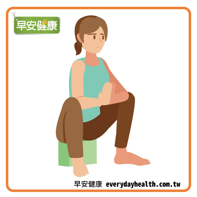 蹲坐雙手合十姿勢伸展僵硬髖關節改善腰痛肩痛