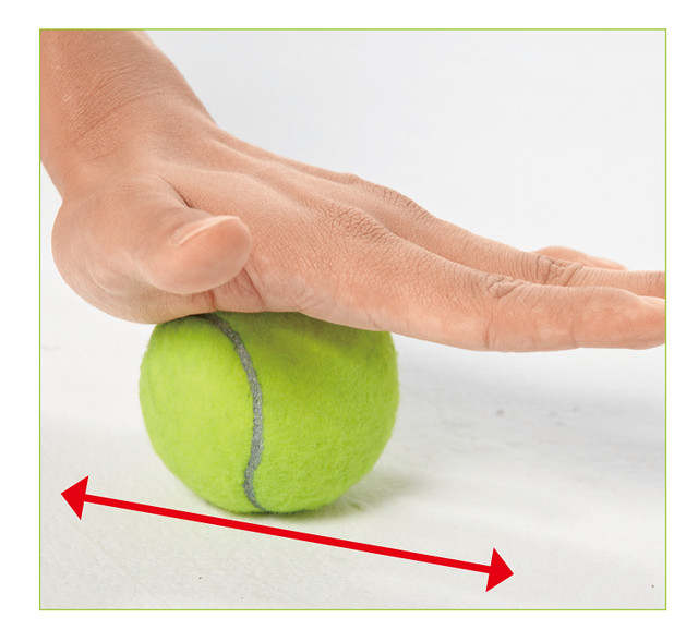 手拿網球在身上滾動網球時，攤平手掌較好動作。