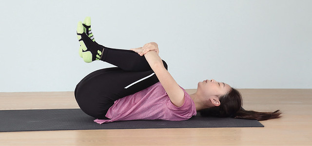 緩解腰椎間壓迫坐骨神經痛運動：平躺屈膝鬆筋法