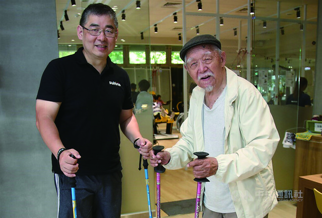 郭健中醫師用健走杖協助岳父鍛鍊體力，同時也能避免走路不穩跌倒。