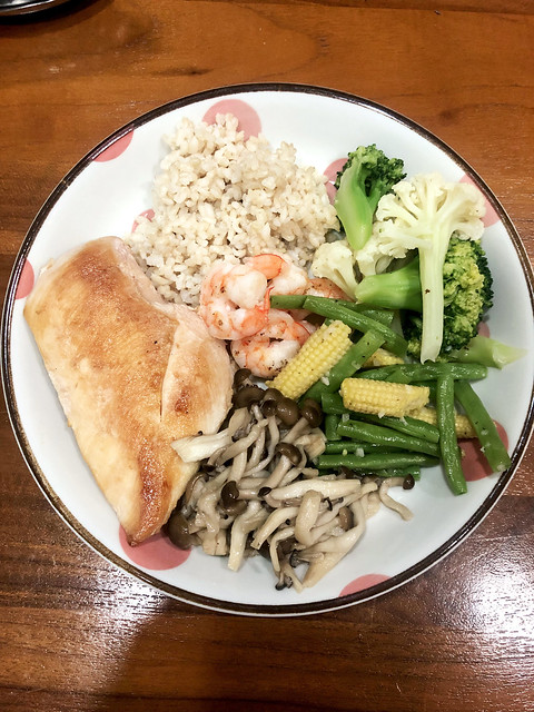 中餐：米飯、乾煎雞胸肉、水煮蝦、菇及大量青菜。