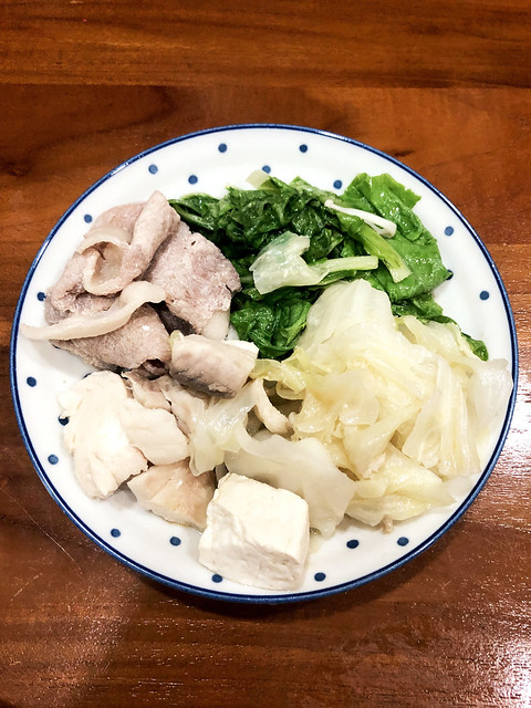 晚餐：水煮魚、肉片、豆腐及大量青菜。