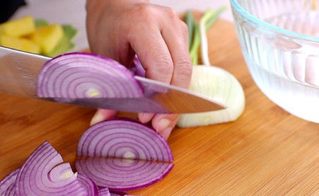 切洋蔥不流眼淚的秘訣：洋蔥冷藏20分鐘、在水中剝掉洋蔥皮、用鋒利的刀子切洋蔥，避免催淚的二烯丙基二硫釋出，或讓其溶於水。