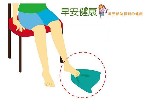 足底筋膜炎居家復健法-腳趾捲毛巾運動：將腳掌置於毛巾上，以腳趾捲起毛巾，之後再放鬆，重複做可增加腳底肌肉肌力。